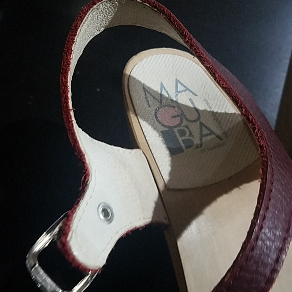 Maroon clogs - Picture 2 of 4